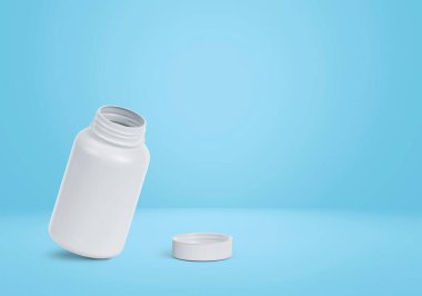 Açık mavi arka planda boş plastik hap şişesi.