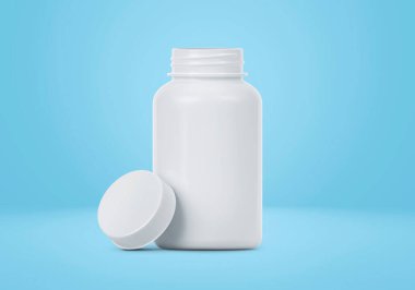 Açık mavi arka planda boş plastik hap şişesi.