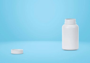 Açık mavi arka planda boş plastik hap şişesi.
