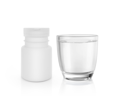 Reçetede bir bardak su ve boş bir plastik ilaç şişesi var. şeffaf arkaplan