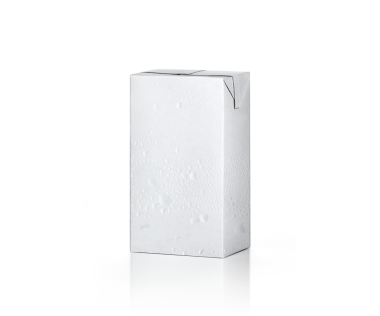 Meyve suyu ve süt kutularında su damlası var. şeffaf arkaplan