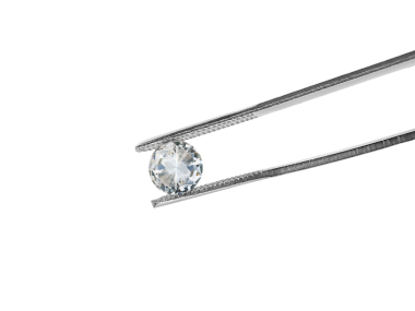 Elmas cımbızlara yerleştirilmiş parlak pırlanta, şeffaf arkaplan