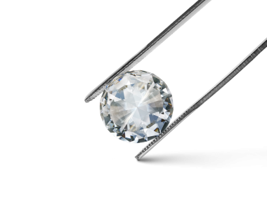 Elmas cımbızlara yerleştirilmiş parlak pırlanta, şeffaf arkaplan