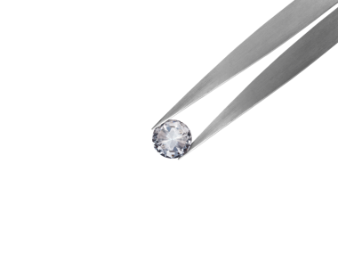 Elmas cımbızlara yerleştirilmiş parlak pırlanta, şeffaf arkaplan