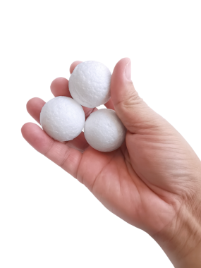 Adamın eli köpük topunu tutuyor, şeffaf arkaplan