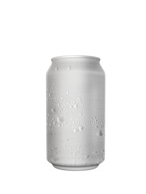 Su damlacıkları izole edilmiş alüminyum kutular. şeffaf arkaplan