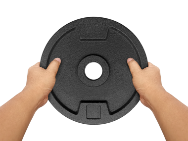 Eller ağır ağırlık plakasını tutuyor, şeffaf arkaplan