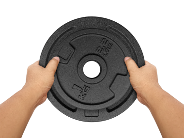 Eller ağır ağırlık plakasını tutuyor, şeffaf arkaplan