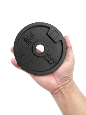 Ağırlık plakası elinde, arkaplan şeffaf.