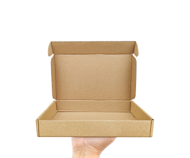 Erkeğin ellerinde, şeffaf arkaplanı olan boş bir karton kutu.