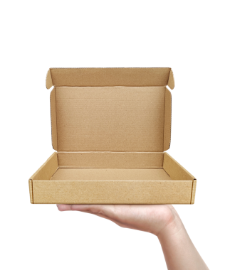 Erkeğin ellerinde, şeffaf arkaplanı olan boş bir karton kutu.