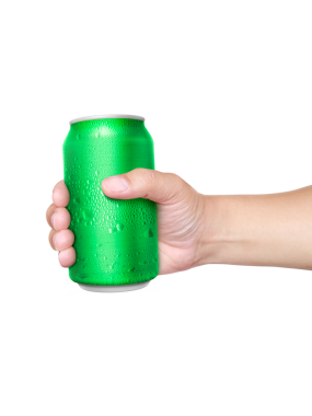 Su damlacıklı alüminyum kutu tutan adam, şeffaf arkaplan