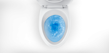 Üst klozet manzarası, mavi deterjan sifonu, şeffaf arka plan.