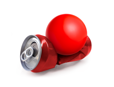 Kırmızı küre soda kutusuna düştü, şeffaf arkaplan