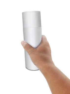 Elinde beyaz sprey şişesi, şeffaf arka plan.