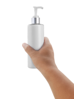 Kozmetik şişesi olan erkek eli, şeffaf bir arka plan.