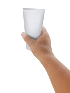 İnsan eli kozmetik şişesi tutuyor, şeffaf bir arka plan.