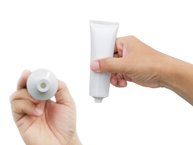 El ele tutuşan plastik tüp, şeffaf arkaplan