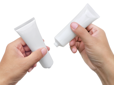 El ele tutuşan plastik tüp, şeffaf arkaplan