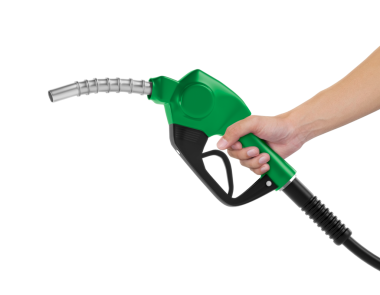 Yakıt başlığını tutan eller, şeffaf arkaplan