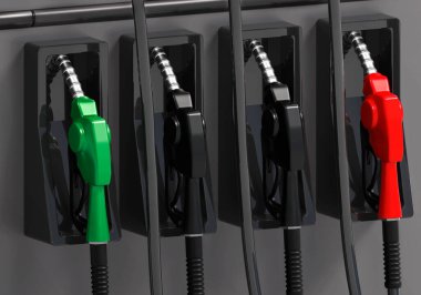 Benzin istasyonundaki çok renkli benzin pompalarının yakın çekimi.