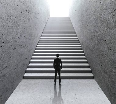 İş adamı merdivenlere bakıyor. iş başlangıcı konsepti