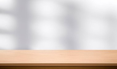 Ahşap masa üstü ve bulanık duvar gölgesi pencere arkaplanı ürünlerinizi görüntülemek veya montajlamak için kullanılabilir