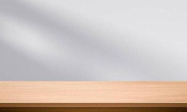 Ahşap masa üstü ve bulanık duvar gölgesi pencere arkaplanı ürünlerinizi görüntülemek veya montajlamak için kullanılabilir