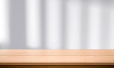 Ahşap masa üstü ve bulanık duvar gölgesi pencere arkaplanı ürünlerinizi görüntülemek veya montajlamak için kullanılabilir