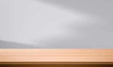 Ahşap masa üstü ve bulanık duvar gölgesi pencere arkaplanı ürünlerinizi görüntülemek veya montajlamak için kullanılabilir