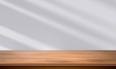 Ahşap masa üstü ve bulanık duvar gölgesi pencere arkaplanı ürünlerinizi görüntülemek veya montajlamak için kullanılabilir