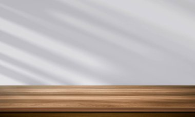 Ahşap masa üstü ve bulanık duvar gölgesi pencere arkaplanı ürünlerinizi görüntülemek veya montajlamak için kullanılabilir