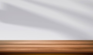 Ahşap masa üstü ve bulanık duvar gölgesi pencere arkaplanı ürünlerinizi görüntülemek veya montajlamak için kullanılabilir