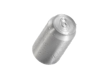 Beyaz zemin üzerinde su damlaları olan alüminyum soda kutusu