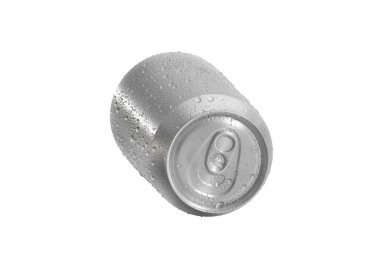Beyaz zemin üzerinde su damlaları olan alüminyum soda kutusu