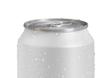 Beyaz zemin üzerinde su damlaları olan alüminyum soda kutusu