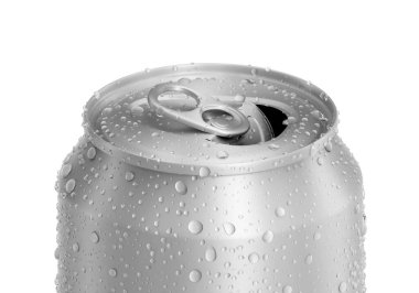 Beyaz zemin üzerinde su damlaları olan alüminyum soda kutusunu aç