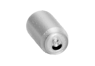 Su damlaları ve şeffaf arkaplan ile alüminyum soda kutusu aç