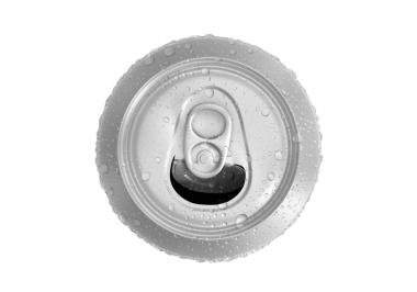 Üst Manzara. Su damlaları ve şeffaf arkaplan ile alüminyum soda kutusu aç