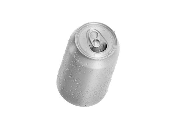 Su damlaları ve şeffaf arkaplan ile alüminyum soda kutusu aç