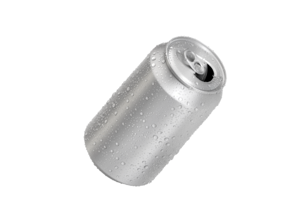 Su damlaları ve şeffaf arkaplan ile alüminyum soda kutusu aç