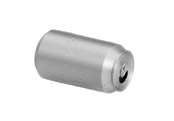 Su damlaları ve şeffaf arkaplan ile alüminyum soda kutusu aç