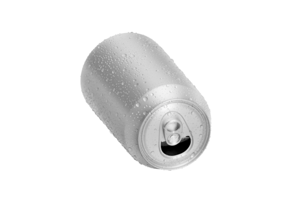 Su damlaları ve şeffaf arkaplan ile alüminyum soda kutusu aç