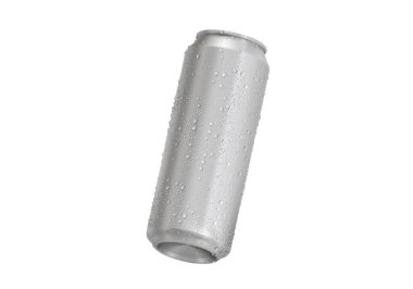 Beyaz zemin üzerinde su damlaları olan alüminyum soda kutusu