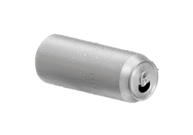 Su damlaları ve şeffaf arkaplan ile alüminyum soda kutusu aç