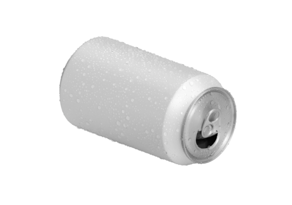 Su damlaları ve şeffaf arkaplan ile beyaz alüminyum soda kutusu aç