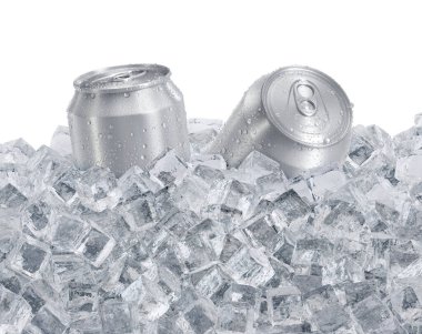 Buz küplerinde su damlaları olan alüminyum soda kutusu. Yaz ferahlatıcı içecek