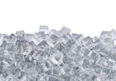 Beyaz arkaplanda izole buz küpleri