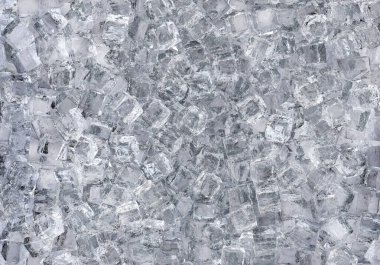 İçmek ve sosyalleşmek için buz küplerinin en üst görünümü