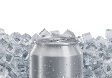 Buz küplerinde su damlaları olan alüminyum soda kutusu. Yaz ferahlatıcı içecek, şeffaf arkaplan